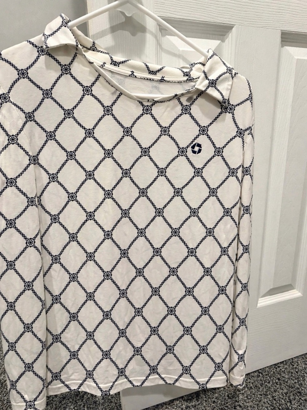 JPMorgan Chase Vneck White and Navy Geometric soft Long Sleeve Top
